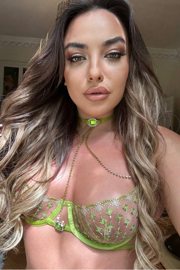 Dark Paradise Mistress Midori 