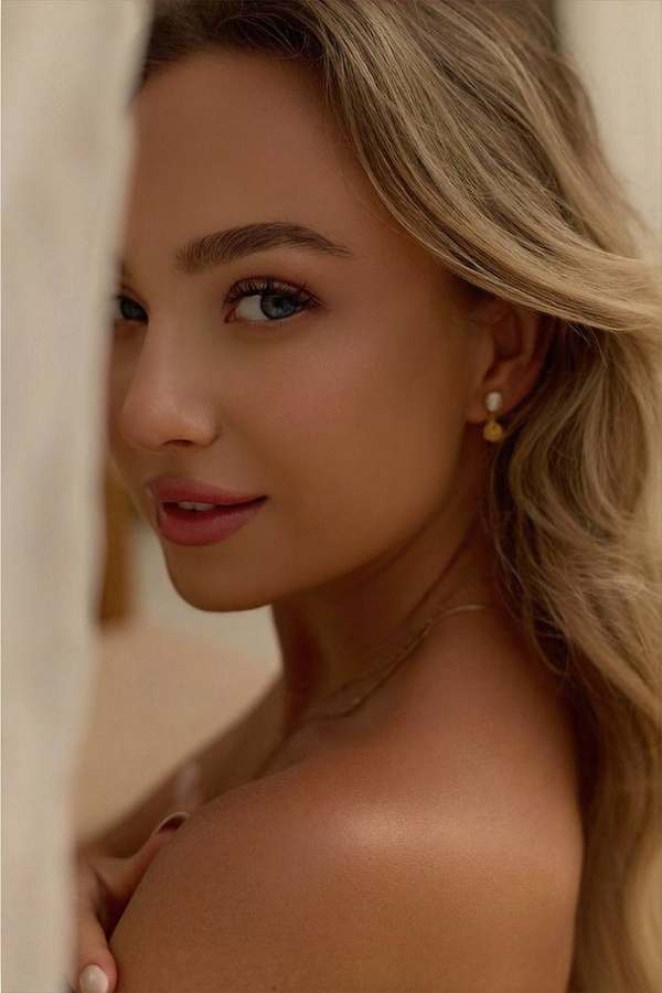 Outcall London Escort Avemina