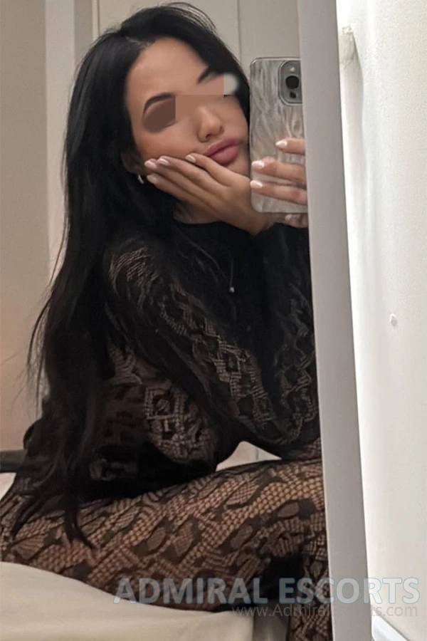 Natural Busty London Escort Flokita